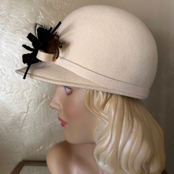 JAUNTY 1960s\' WINTER WHITE FELT CAP WITH BLACK & BROWN FEATHER TRIM main image 6